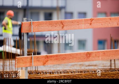 Köln, Deutschland. 13. Juli 2023. Im Stadtteil Ehrenfeld werden neue Wohnungen gebaut. Die Zahl der Wohnungen in Nordrhein-Westfalen ist seit 2010 um rund 5,6 Prozent gestiegen. Ende 2022 hätte es im bevölkerungsreichsten Bundesstaat Deutschlands, dem staatlichen Statistikamt IT.NRW, am 13. Juli 2023 insgesamt etwa 9,2 Millionen Wohnungen gegeben. Kredit: Rolf Vennenbernd/dpa/Alamy Live News Stockfoto