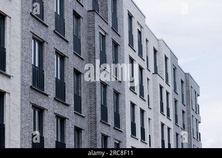 Köln, Deutschland. 13. Juli 2023. Neu gebaute Apartments befinden sich im Ehrenfeld-Viertel. Die Zahl der Wohnungen in Nordrhein-Westfalen ist seit 2010 um rund 5,6 Prozent gestiegen. Ende 2022 hätte es im bevölkerungsreichsten Bundesstaat Deutschlands insgesamt etwa 9,2 Millionen Wohnungen gegeben, berichtete das Statistikamt IT.NRW am 13. Juli 2023. Kredit: Rolf Vennenbernd/dpa/Alamy Live News Stockfoto