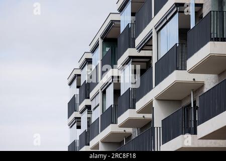 Köln, Deutschland. 13. Juli 2023. Neu gebaute Apartments befinden sich im Ehrenfeld-Viertel. Die Zahl der Wohnungen in Nordrhein-Westfalen ist seit 2010 um rund 5,6 Prozent gestiegen. Ende 2022 hätte es im bevölkerungsreichsten Bundesstaat Deutschlands insgesamt etwa 9,2 Millionen Wohnungen gegeben, berichtete das Statistikamt IT.NRW am 13. Juli 2023. Kredit: Rolf Vennenbernd/dpa/Alamy Live News Stockfoto