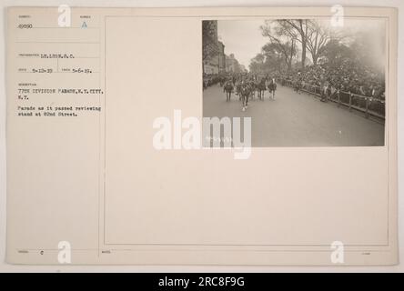 Das Bild zeigt die 77. Division Parade in New York City, vorbei am Prüfstand in der 82. Straße. Das Foto wurde von Lieutenant Lyon S.C. aufgenommen Reed am 12. Mai 1919, und es ist als Take Number A gekennzeichnet. Das Bild wurde als Teil der Sammlung C herausgegeben Stockfoto