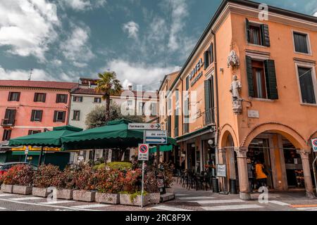 Padua, Italien - 4. April 2022: Typische Architektur und Blick auf die Straße in Padua, Veneto, Italien. Stockfoto