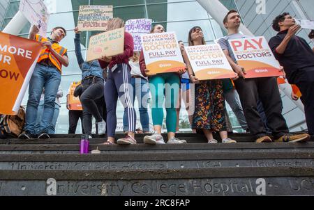 London, England, Großbritannien. 13. Juli 2023. Ärzte in der Ausbildung werden vor dem University College Hospital in London gesehen, während sie 5 Tage Streik beginnen und Lohnerhöhungen fordern. (Kreditbild: © Tayfun Salci/ZUMA Press Wire) NUR REDAKTIONELLE VERWENDUNG! Nicht für den kommerziellen GEBRAUCH! Stockfoto