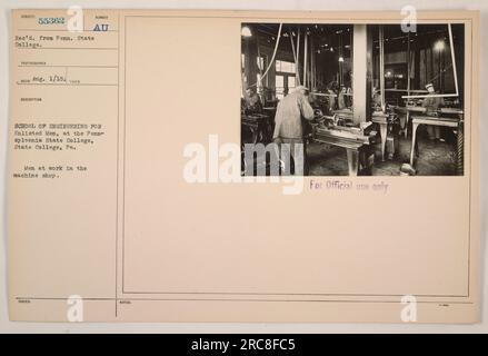 Männer, die in der Maschinenwerkstatt an der School of Engineering für verpflichtete Männer am Pennsylvania State College in State College, Pennsylvania, arbeiten. Das Foto wurde am 1. August 1918 aufgenommen und vom Penn State College empfangen. Es ist als Teil des Studienteilnehmers 55362 gekennzeichnet und wurde nur zur offiziellen Verwendung herausgegeben. Stockfoto