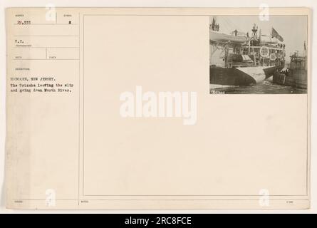Das Bild zeigt die USS Orizaba, die während des 1. Weltkriegs von Hoboken, New Jersey, abfährt Man sieht, wie das Schiff den Ausleger verlässt und den North River hinunterfährt. Das Foto wurde vom Fotografen Seco aufgenommen und mit der Beschreibung und Nummer 29.335 S.C. ausgestellt In den begleitenden Notizen ist „titt 1-3000“ angegeben. Stockfoto