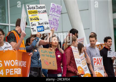 London, England, Großbritannien. 13. Juli 2023. Ärzte in der Ausbildung werden vor dem University College Hospital in London gesehen, während sie 5 Tage Streik beginnen und Lohnerhöhungen fordern. (Kreditbild: © Tayfun Salci/ZUMA Press Wire) NUR REDAKTIONELLE VERWENDUNG! Nicht für den kommerziellen GEBRAUCH! Stockfoto