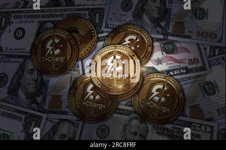 C CCHG EV Krypto EV Brennstoff CCharge Goldmünze über Dollar-Banknoten. Abstraktes Konzept für Online-Zahlungen und kryptografische Geldtransaktionen 3D Illustratio Stockfoto