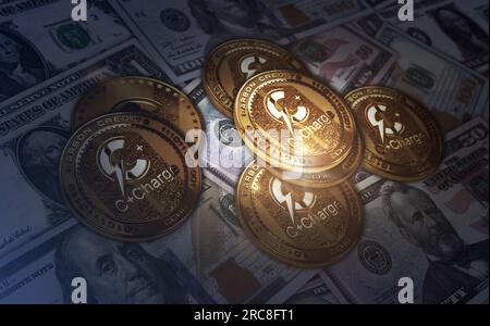 C CCHG EV Krypto EV Brennstoff CCharge Goldmünze über Dollar-Banknoten. Abstraktes Konzept für Online-Zahlungen und kryptografische Geldtransaktionen 3D Illustratio Stockfoto