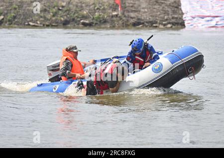 HAI'AN, CHINA - 12. JULI 2023 - Rettungsteams führen eine Wassernotfallrettungsübung in Hai 'an Stadt, Provinz Jiangsu, China, 12. Juli 2023 durch. Stockfoto