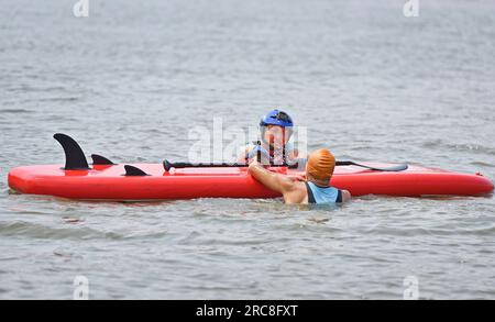 HAI'AN, CHINA - 12. JULI 2023 - Rettungsteams führen eine Wassernotfallrettungsübung in Hai 'an Stadt, Provinz Jiangsu, China, 12. Juli 2023 durch. Stockfoto