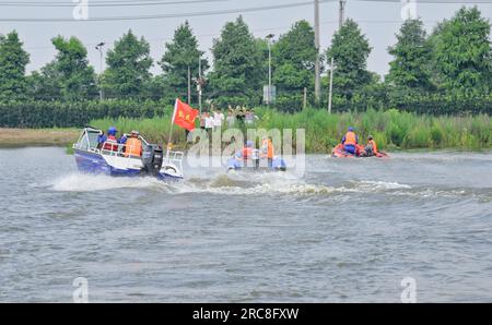 HAI'AN, CHINA - 12. JULI 2023 - Rettungsteams führen eine Wassernotfallrettungsübung in Hai 'an Stadt, Provinz Jiangsu, China, 12. Juli 2023 durch. Stockfoto