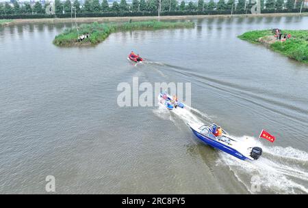 HAI'AN, CHINA - 12. JULI 2023 - Rettungsteams führen eine Wassernotfallrettungsübung in Hai 'an Stadt, Provinz Jiangsu, China, 12. Juli 2023 durch. Stockfoto