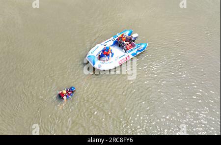 HAI'AN, CHINA - 12. JULI 2023 - Rettungsteams führen eine Wassernotfallrettungsübung in Hai 'an Stadt, Provinz Jiangsu, China, 12. Juli 2023 durch. Stockfoto