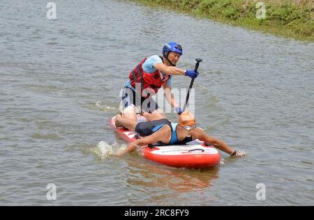 HAI'AN, CHINA - 12. JULI 2023 - Rettungsteams führen eine Wassernotfallrettungsübung in Hai 'an Stadt, Provinz Jiangsu, China, 12. Juli 2023 durch. Stockfoto