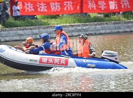 HAI'AN, CHINA - 12. JULI 2023 - Rettungsteams führen eine Wassernotfallrettungsübung in Hai 'an Stadt, Provinz Jiangsu, China, 12. Juli 2023 durch. Stockfoto