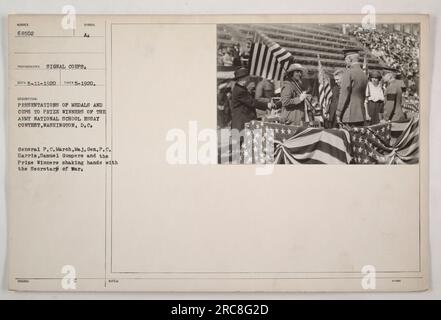 Präsentation von Pokalen und Medaillen an die Gewinner des Army National School Essay Contest, Washington, D.C., im Mai 1920. Das Foto zeigt General P.C. März, Major General P.C. Harris, Samuel Gompers und die Preisträger schütteln dem Kriegsminister die Hand. Diese Veranstaltung würdigte und würdigte die Leistungen der Gewinner des Wettbewerbs. Stockfoto