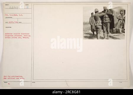 Ein amerikanischer Soldat sucht einen ungarischen Gefangenen im deutschen Gefängnis in Souilly, Frankreich. Aufgenommen im Ersten Weltkrieg Foto nicht zur Veröffentlichung, nur zur amtlichen Verwendung. Foto Nr. 23847, aufgenommen von Pvt. T.R. Shaw von der S.C. Foto erhalten am 25. Oktober 1918. Stockfoto
