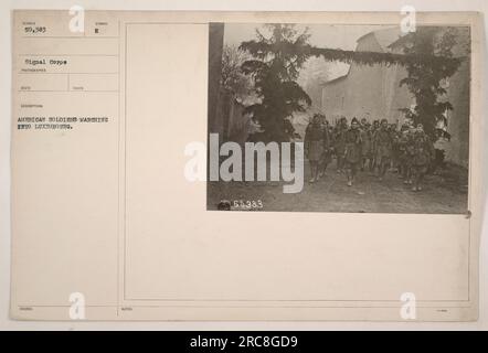 Amerikanische Soldaten marschierten im Ersten Weltkrieg nach Luxemburg Dieses Foto wurde von einem Fotografen des 50.383. Signalkorps aufgenommen und zeigt den Moment, in dem die Soldaten vorrücken. Das Bild trägt die Bezeichnung "amerikanische Soldaten marschieren nach Luxemburg" und trägt das Symbol "E" für das Signalkorps. Aus den Aufzeichnungen geht hervor, dass es am 20. März aufgenommen wurde. Stockfoto