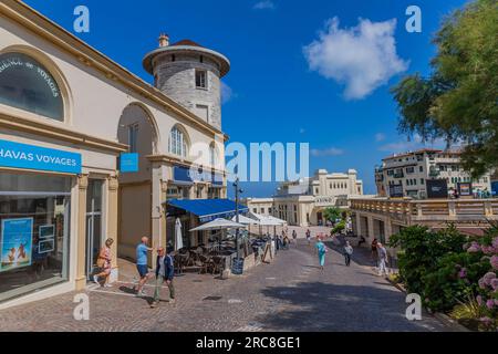 Biarritz, Frankreich, 03. Juli 2023: Touristen in der Stadt Biarritz. Aquitanien, Baskenland, Frankreich. Stockfoto