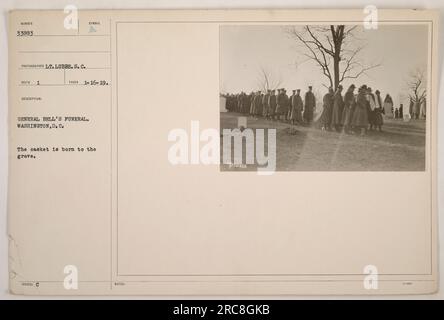 Das Bild zeigt die Beerdigung von General Bell in Washington, D.C. am 16. Januar 1919. Der Sarg wird zur Grabstätte getragen. Ein Foto von LT. Lubbe. Stockfoto