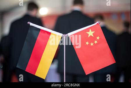 Hefei, China. 12. November 2014. SYMBOLFOTO: An einem Empfang stehen Eine chinesische und eine deutsche Flagge. Heute, am Donnerstag, wird das deutsche Kabinett nach einer langen und teilweise kontroversen Diskussion Deutschlands mit Spannung erwartete China-Strategie annehmen. Mit der neuen China-Strategie will die deutsche Regierung unter anderem Lehren aus Russlands Aggressionskrieg gegen die Ukraine ziehen und angesichts der aggressiveren Außenpolitik Pekings einseitige Abhängigkeiten vom Land verringern. Kredit: Picture Alliance/Ole Spata/dpa/Alamy Live News Stockfoto