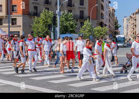 Pamplona, Spanien: 09. Juli 2023: Das San Fermin Festival wird in traditioneller weißer und roter kleidung mit roter Krawatte gefeiert, Pamplona, Navarra, Spanien. Stockfoto