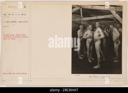 Sgt. 1. Cl. C. H. White wird am 16. Mai 1918 im 166. Feldkrankenhaus in Baccarat, Frankreich, abgebildet. Das Bild zeigt, wie er vor einer Duschbadeeinrichtung steht. Dieses Foto wurde nur für den offiziellen Gebrauch aufgenommen und darf nicht veröffentlicht werden. Stockfoto
