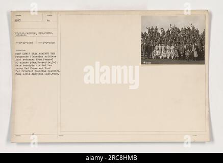 Bild: LT. E.N. Jackson, Fotograf des Signal Corps, hat dieses Bild am 2. Januar 1918 in Camp Lewis, American Lake, Washington, aufgenommen. Das Foto zeigt ein Fußballspiel zwischen dem Camp Lewis Team und den Fragmenten, kanadischen Soldaten, die gerade aus Frankreich zurückgekehrt waren. Das Spiel endete mit einem Gleichstand von 3-3, wobei die Einnahmen zwischen dem Roten Kreuz und dem Fonds für zurückgekehrte kanadische Soldaten aufgeteilt wurden. Das Bild ist Teil der Fotografien der Sammlung „American Military Activities during World war One“, die als 111-SC-3957 bezeichnet wurde. Stockfoto