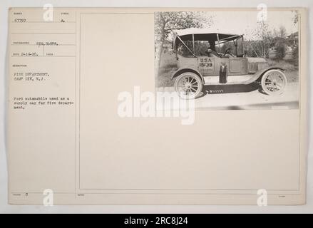 Ein Ford-Automobil (Nummernschild 67797), das während des Ersten Weltkriegs als Lieferwagen für die Feuerwehr in Camp Dix, New Jersey, verwendet wurde. Das Foto, das der Fotograf RECO am 14. Februar 1920 aufgenommen hat, zeigt das Fahrzeug, das mit der Feuerwehr des Signalkorps beschriftet und mit einem C-Symbol versehen ist. Es wird als Teil der militärischen Aktivitäten in den Vereinigten Staaten (USA) bezeichnet. Stockfoto