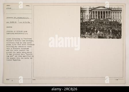 Die Menge versammelte sich in Washington, D.C. zur Eröffnung der Victory Loan Kampagne. Sie hören Präsident Wilsons Botschaft, die von einem Militärflugzeug aus 3.000 Meter über dem Finanzministerium übermittelt wurde. Die Beobachter benutzten ein drahtloses Telefon, um die Nachricht zu übermitteln, die am Boden über Funkwellen empfangen und durch den neu erfundenen Magnovox verstärkt wurde. Stockfoto