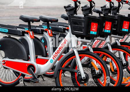 Padua, Italien - 4. April 2022: Ridemovi-Leihfahrräder in einer Straße in Padua, Italien. Der Service wird von der chinesischen Firma Mobike bereitgestellt. Stockfoto