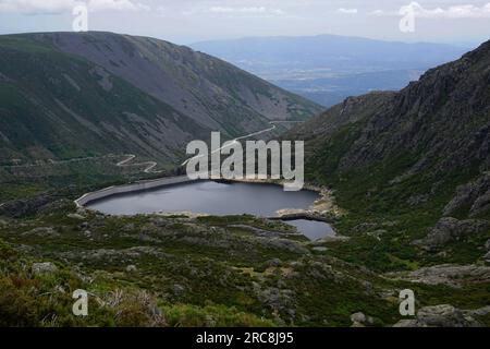 Panoramablick auf den See im Naturpark Serra da Estrela in Portugal Stockfoto