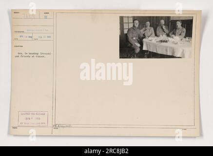 General De Maudhuy und seine Freunde essen in Soissons, Frankreich. Dieses Foto wurde am 17. Februar 1918 aufgenommen und im April 1918 von der war College Division veröffentlicht. Das Bild zeigt eine gesellschaftliche Zusammenkunft von Militärpersonal während des Ersten Weltkriegs. Stockfoto