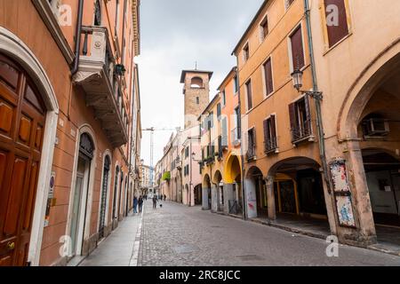 Padua, Italien - 4. April 2022: Typische Architektur und Blick auf die Straße in Padua, Veneto, Italien. Stockfoto