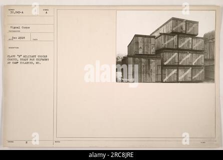 Militärfahrzeuge werden während des Ersten Weltkriegs für den Versand in Camp Holabird, MD, vorbereitet. Auf dem Foto, das ein Fotograf des Signalkorps gemacht hat, sind die LKWs verpackt und transportbereit. Die Lkw sind der Klasse „B“ und werden wahrscheinlich während des Krieges für Transportzwecke verwendet. Stockfoto