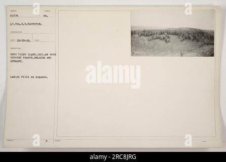 West Point-Klasse von 1921 auf einer Tour durch Frankreich, Belgien und Deutschland. Sie besuchten La Mort (Morte) Fille in Argonne. Das Foto wurde von Lieutenant Colonel G.R. gemacht Harrison und erhalten am 12-22-19. Der Titel besagt, dass er von der West Point-Klasse 1921 herausgegeben wurde. Stockfoto