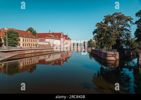 Ossolinski National Institute (Ossolineum) in Breslau. Blick vom Ufer der oder Stockfoto