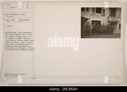 Sergeant Walter W. Bell steht neben mehreren anderen Militärs in Avrainville, Frankreich. Das Gebäude, in dem sie stehen, wurde früher von General von Adolph von der deutschen Armee benutzt. Zu den Personen auf dem Foto gehören LT. Eugene Carry, LT. John Challot von der französischen Armee, Chaplain W. M. Roberts, Major I.C. Kabelbaum, Kapitän A. N. Swanson, Kapitän N. S. Kingsley, Kapitän I.R. Johnson, Leutnant H.P. Layre und LT. H.E. Maher. Das Foto wurde am 7. Januar 1919 aufgenommen und vom Hauptsitz der 313.-Ingenieure empfangen und beschrieben. Es wurde am 25. November 1918 herausgegeben und von der A.E.P. ce verabschiedet Stockfoto