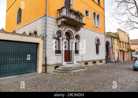 Padua, Italien - 4. April 2022: Typische Architektur und Blick auf die Straße in Padua, Veneto, Italien. Stockfoto