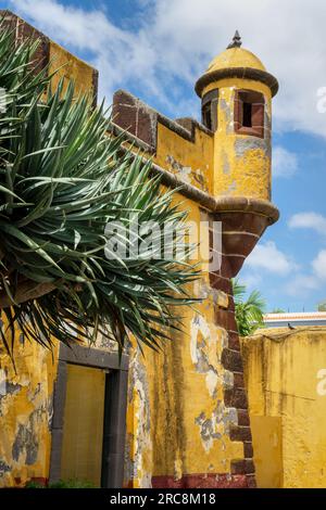 Festung Sao Tiago, farbenfrohe gelbe Festung in Funchal, Insel Madeira, Portugal Stockfoto