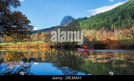 Kajaktour auf dem Fluss Beauly im Herbst Stockfoto