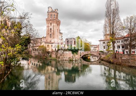 Padua, Italien - 4. April 2022: La Specola ist ein Turm aus dem 14. Jahrhundert, der früher Teil einer mittelalterlichen Burg war und 1767 in einen astronomischen Besessenen umgewandelt wurde Stockfoto