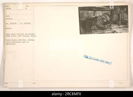 Kraftwerk in Camp Pullman, Frankreich, zeigt die erste elektrische Einheit in Betrieb. Dieses Bild ist Teil der Sammlung amerikanischer Militäraktivitäten während des Ersten Weltkriegs. Das Kraftwerk spielte eine entscheidende Rolle bei der Stromversorgung zur Deckung des Transportbedarfs des 21. Grand Division Transportation Corps. Stockfoto