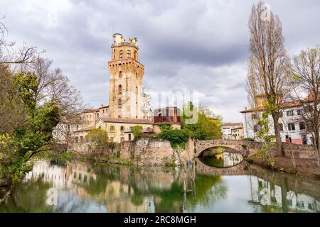 Padua, Italien - 4. April 2022: La Specola ist ein Turm aus dem 14. Jahrhundert, der früher Teil einer mittelalterlichen Burg war und 1767 in einen astronomischen Besessenen umgewandelt wurde Stockfoto