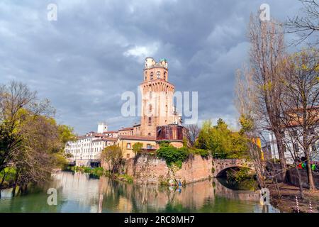 Padua, Italien - 4. April 2022: La Specola ist ein Turm aus dem 14. Jahrhundert, der früher Teil einer mittelalterlichen Burg war und 1767 in einen astronomischen Besessenen umgewandelt wurde Stockfoto