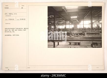 Bild der mechanischen Reparaturwerkstatt Nr. 306 und Yards in Camp Holabird, MD während des 1. Weltkriegs Das Foto zeigt Montageaktivitäten im Unterraum Nummer 57135, mit Sergeant Combs Aufsicht. Dieses Foto wurde von dem Fotografen Rico am 30. Juni 1919 aufgenommen, und die Beschreibung enthält die Bezeichnung „Symbol AO“. In den Hinweisen wird angegeben, dass sie mit der Nummer 4057/35 ausgestellt wurde. Stockfoto