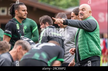 Bramberg am Wildkogel, Österreich – 3. Juli 2023. Ferencvaros Trainer Stanislav Tscherchesov erklärt Taktiken in der Halbzeitpause während des internationalen Clubs Stockfoto