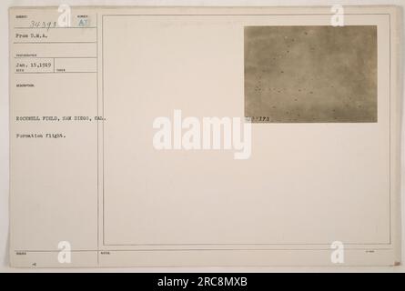 Formationsflug eines amerikanischen Militärflugzeugs am Rockwell Field in San Diego, Kalifornien während des Ersten Weltkriegs. Das Bild zeigt die synchronisierte Bewegung und Koordination von Flugzeugen in der Luft. (Beachten Sie, dass '111-SC-34393 BUBIECT NUMMER 34393 AU von D.M.A. FOTOGRAF JAN. 15,1919 REC'D BESCHREIBUNG: TAKE ROCKWELL FIELD, SAN DIEGO, CAL. „ISSUED“ und „NOTES: 34393“ werden nicht in den Titel aufgenommen, da es sich um Referenznummern oder zusätzliche Informationen handelt, die nicht mit dem Inhalt des Bildes selbst in Zusammenhang stehen.) Stockfoto