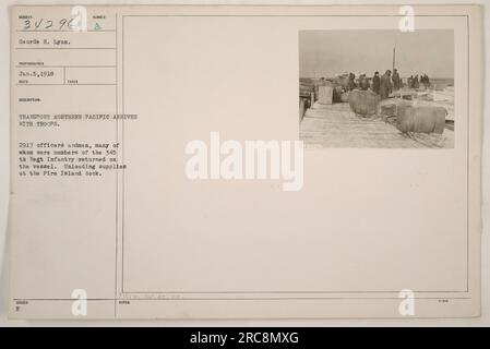 Soldaten des 345. Regiment Infanterie entladen Vorräte von dem Transportschiff Nordpazifik bei seiner Ankunft. Das Schiff brachte insgesamt 2.917 Offiziere und Männer zurück. Das Foto wurde von George H. Lyon am 5. Januar 1918 am Fire Island Dock aufgenommen. Stockfoto