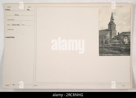 Amerikanische Soldaten marschierten im Ersten Weltkrieg durch die Straßen von Sommauthe. Die Soldaten tragen ihre Militäruniformen und Gewehre. Stockfoto