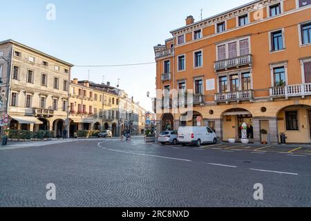 Padua, Italien - 4. April 2022: Typische Architektur und Blick auf die Straße in Padua, Veneto, Italien. Stockfoto